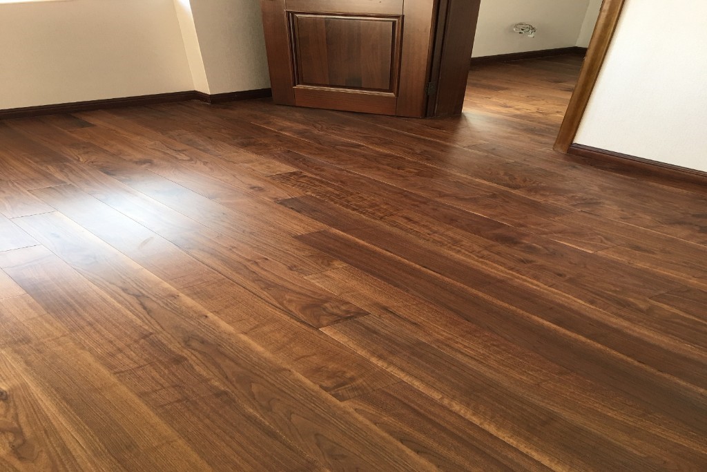 Walnut Engineered Flooring | 1900x155x15/4mm  | Lacquered