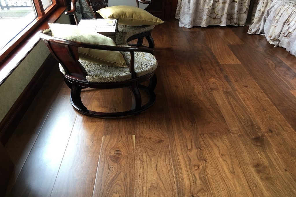 Walnut Engineered Flooring | 1900x190x20/6mm | Lacquered